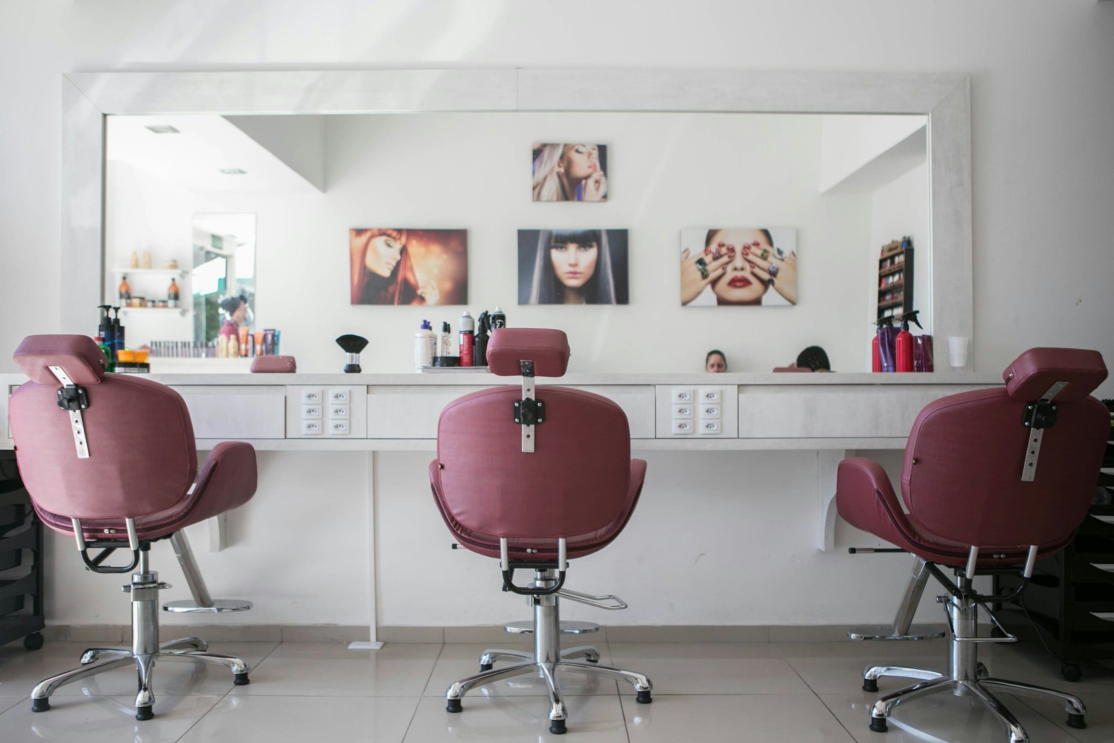 Estaciones de un salón de belleza listas para atender clientas